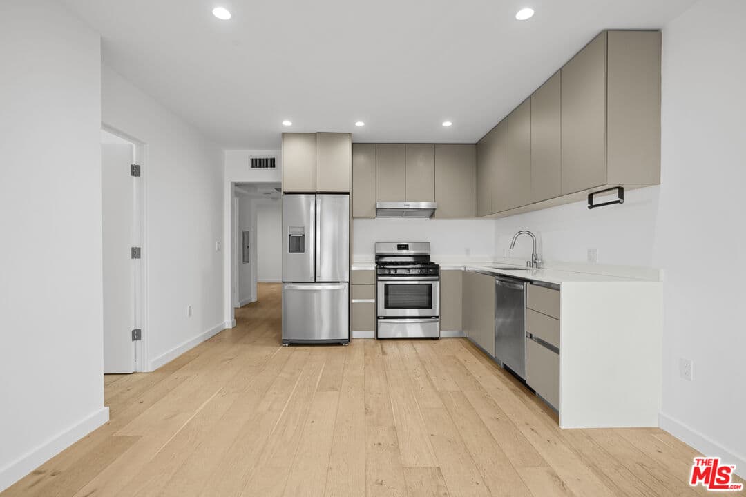 2 bd, 2 ba Townhouse in Los Angeles, CA — $3,449/mo — photo 2