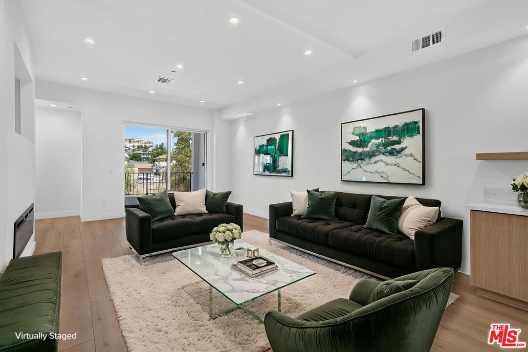 4 bd, 5 ba Townhouse in Los Angeles, CA — $5,041/mo — photo 1