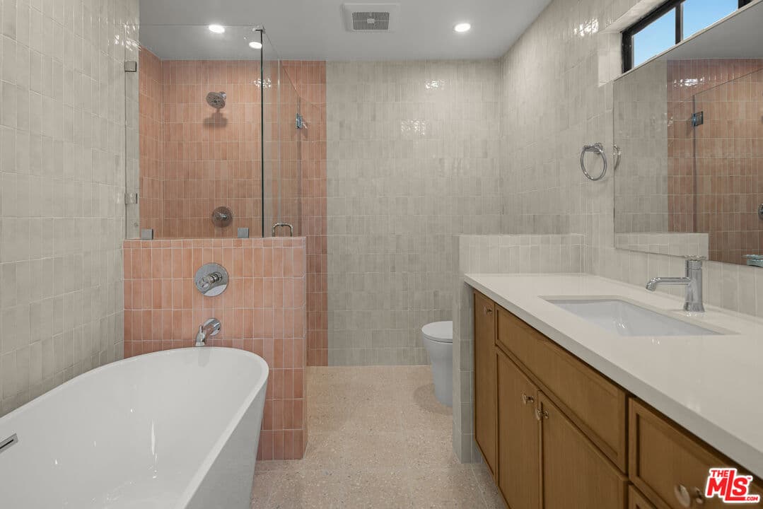 2 bd, 3 ba Townhouse in Los Angeles, CA — $5,769/mo — photo 2