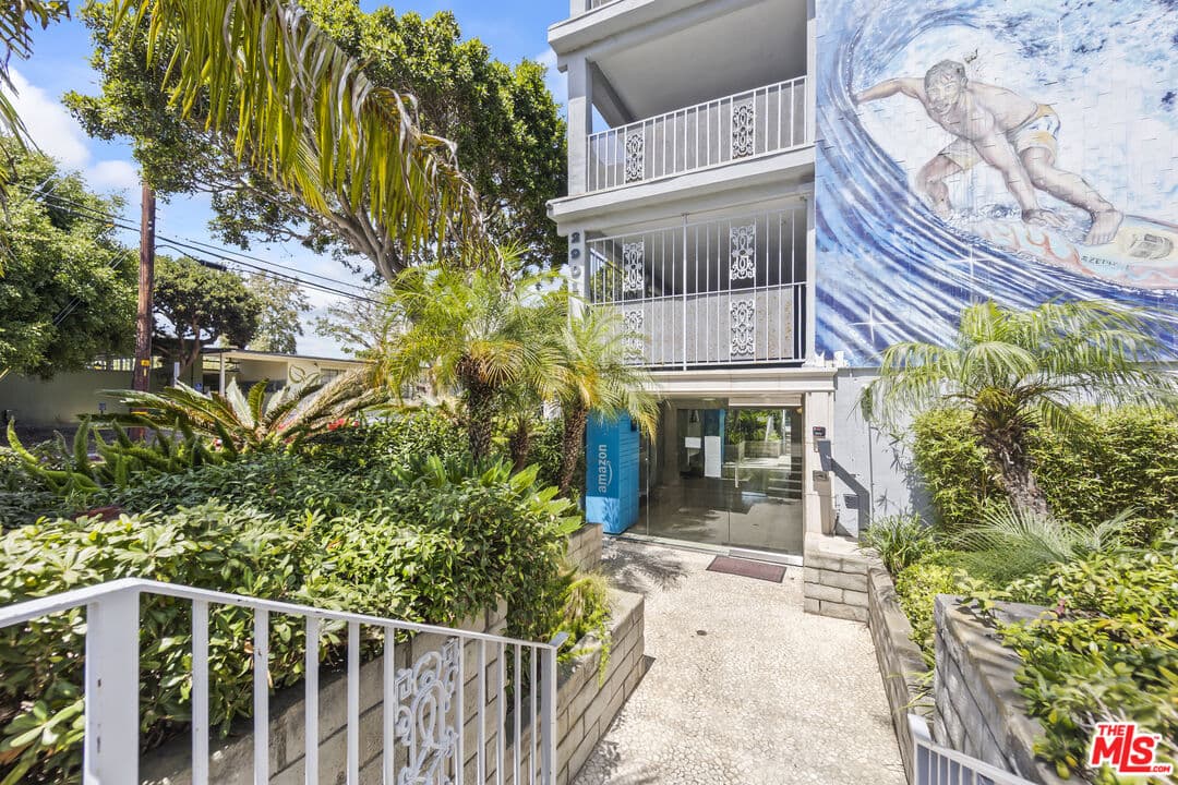 1 bd, 1 ba Townhouse in Santa Monica, CA — $3,390/mo — photo 2