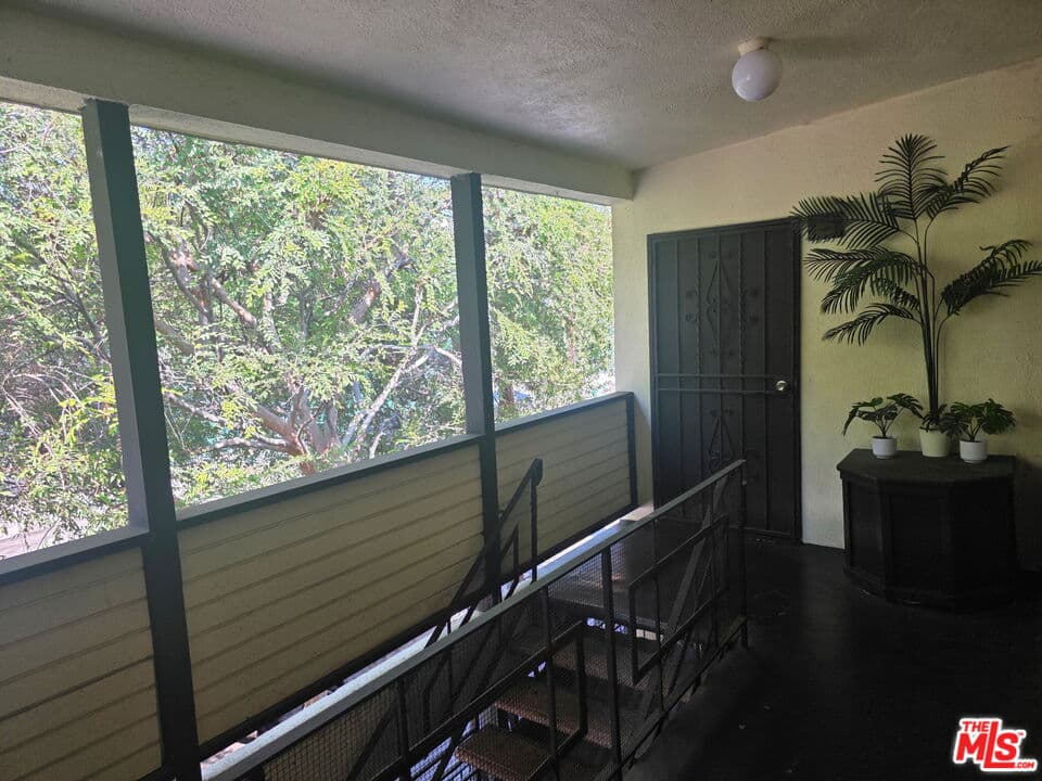 Studio, 1 ba Condo in Los Angeles, CA — $1,700/mo — photo 2