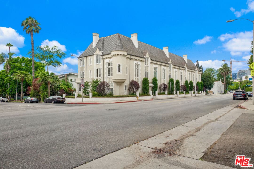 1 bd, 2 ba Townhouse in West Hollywood, CA — $4,800/mo — photo 1