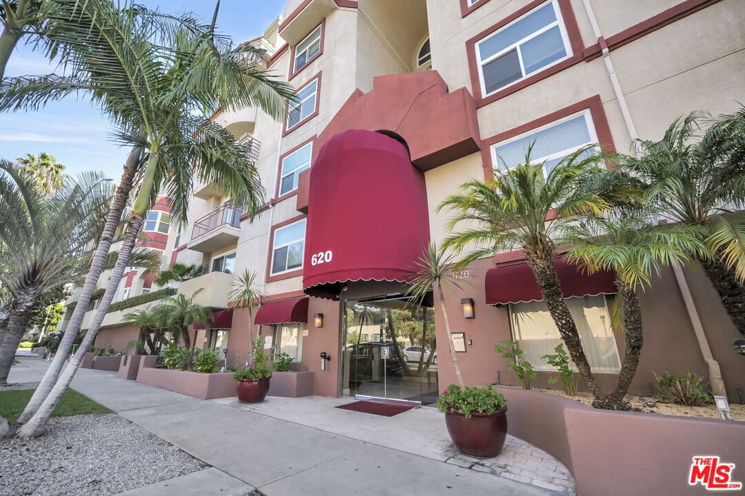 2 bd, 2 ba Condo in Los Angeles, CA — $2,850/mo — photo 2