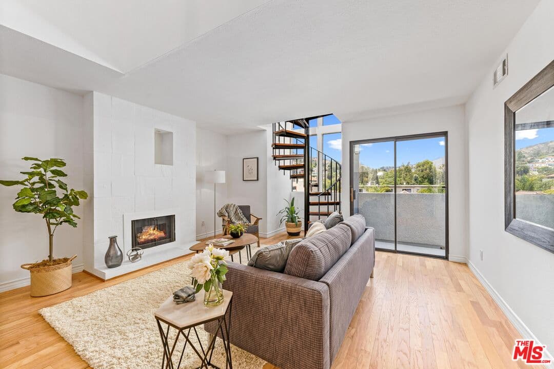 2 bd, 2 ba Condo in Los Angeles, CA — $4,095/mo — photo 2