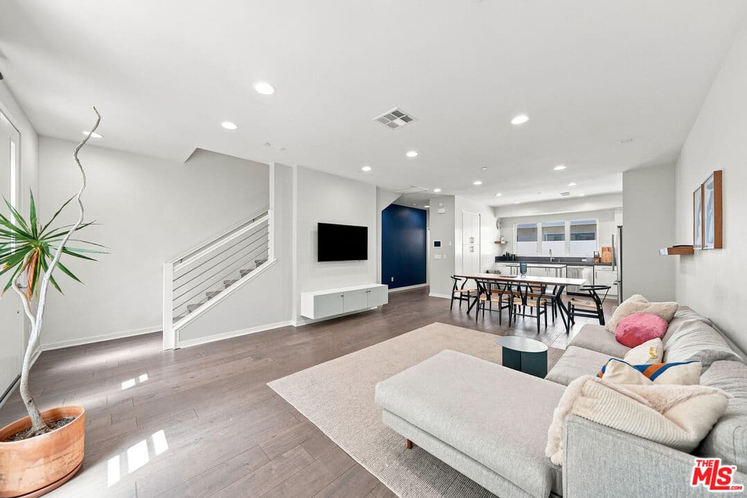2 bd, 3 ba Townhouse in Los Angeles, CA — $5,700/mo — photo 2