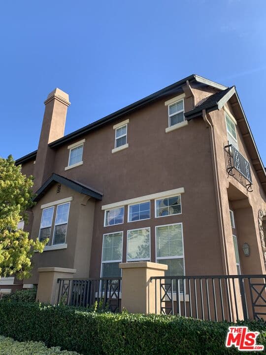 3 bd, 3 ba Townhouse in Fullerton, CA — $4,200/mo — photo 2