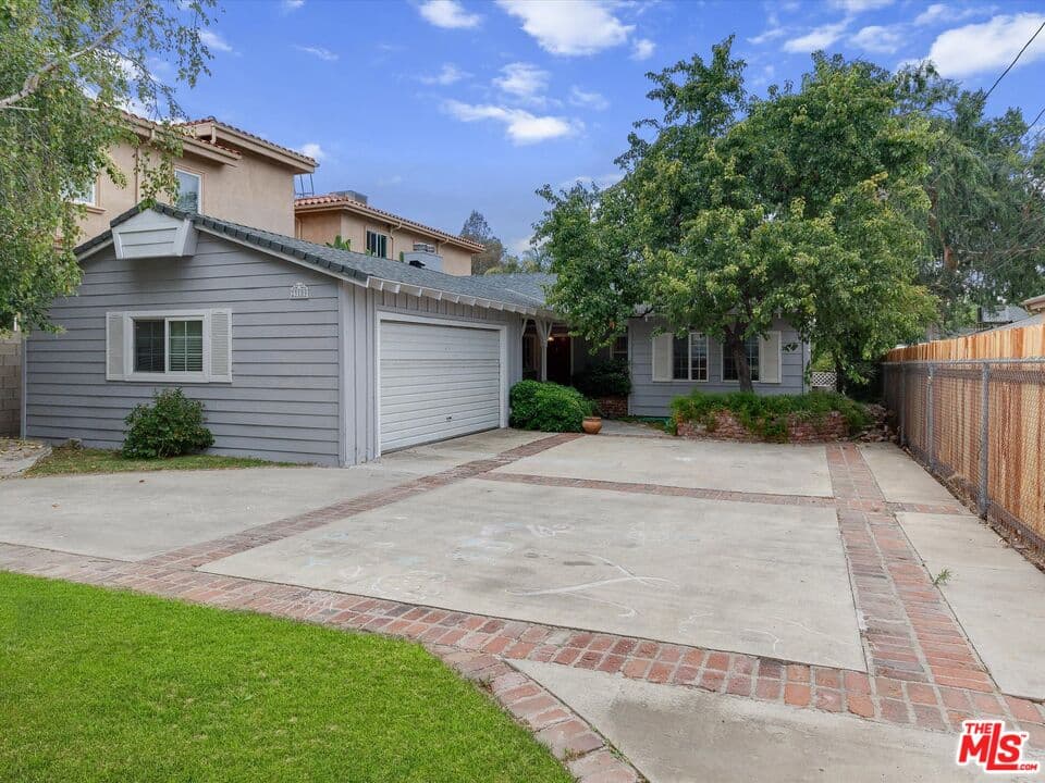 4 bd, 3 ba House in Woodland Hills, CA — $5,749/mo — photo 2
