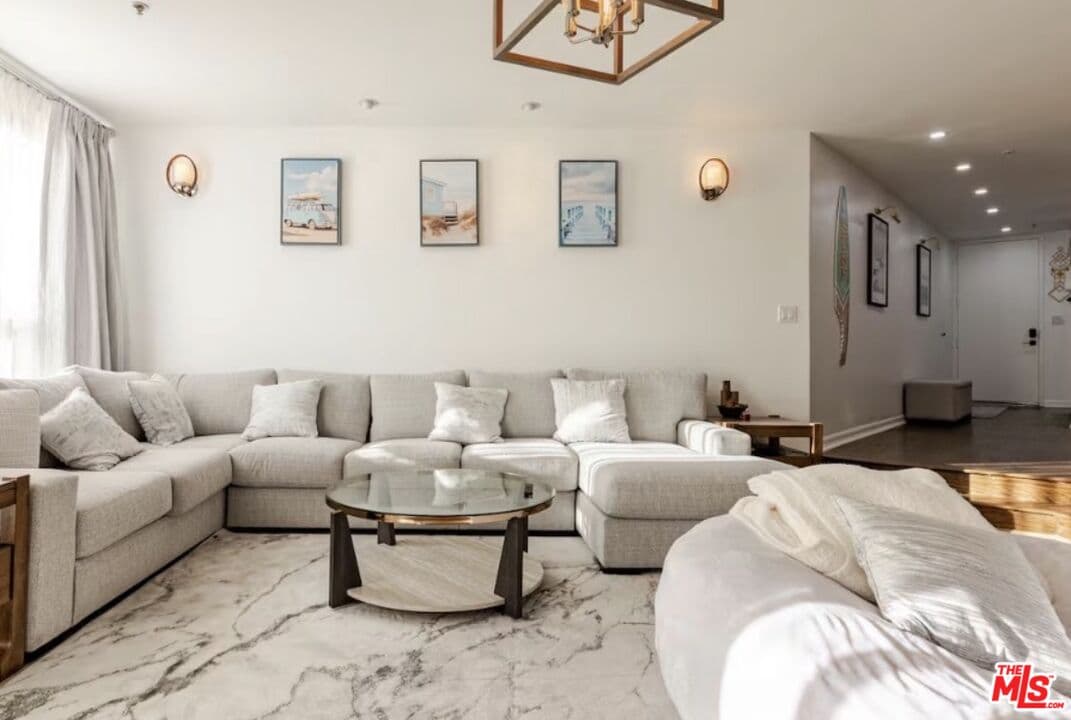 2 bd, 2 ba Condo in Venice, CA — $6,000/mo — photo 2