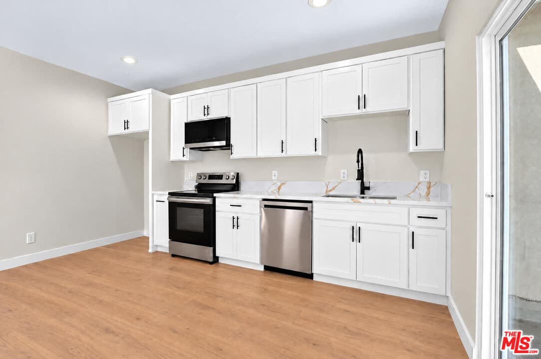 2 bd, 1 ba Townhouse in Los Angeles, CA — $2,450/mo — photo 2