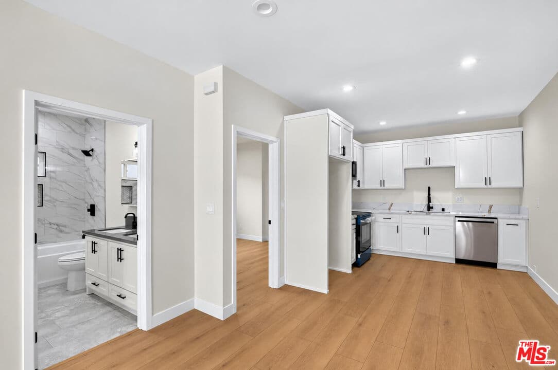 2 bd, 1 ba Townhouse in Los Angeles, CA — $2,650/mo — photo 2