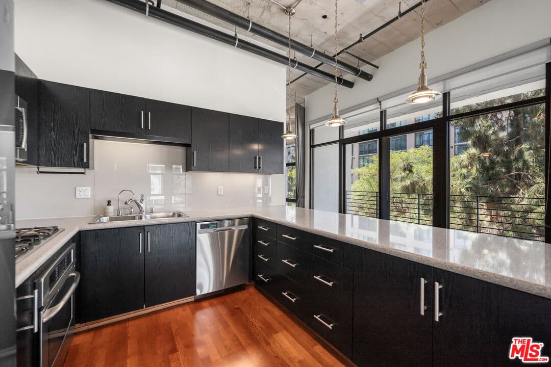 2 bd, 2 ba Condo in Los Angeles, CA — $4,500/mo — photo 2