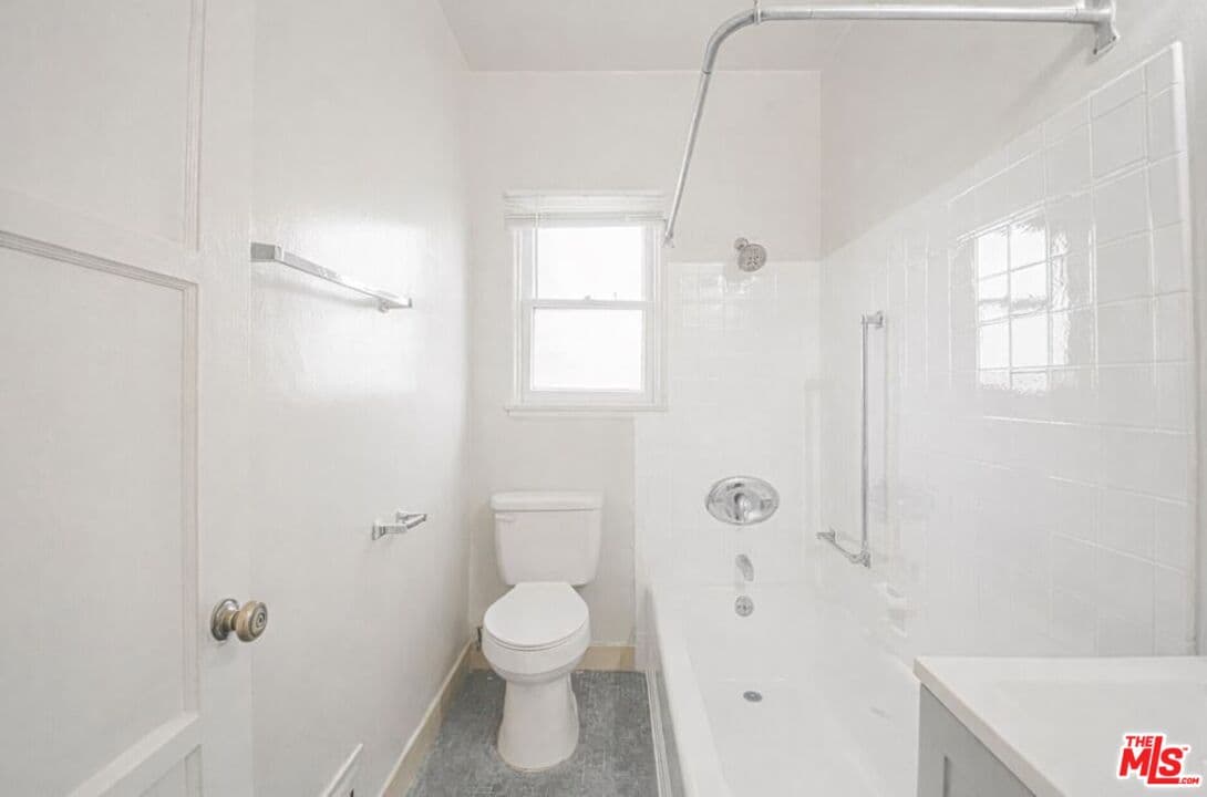 Studio, 1 ba Townhouse in Los Angeles, CA — $1,399/mo — photo 2