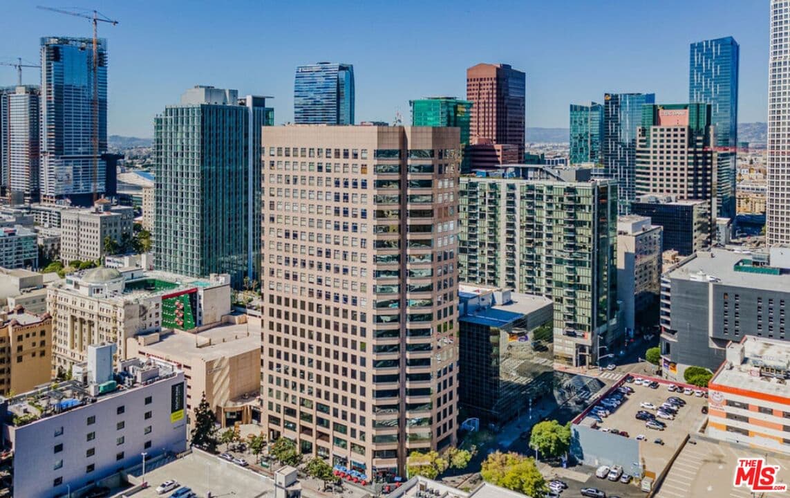 2 bd, 2 ba Condo in Los Angeles, CA — $5,000/mo — photo 2