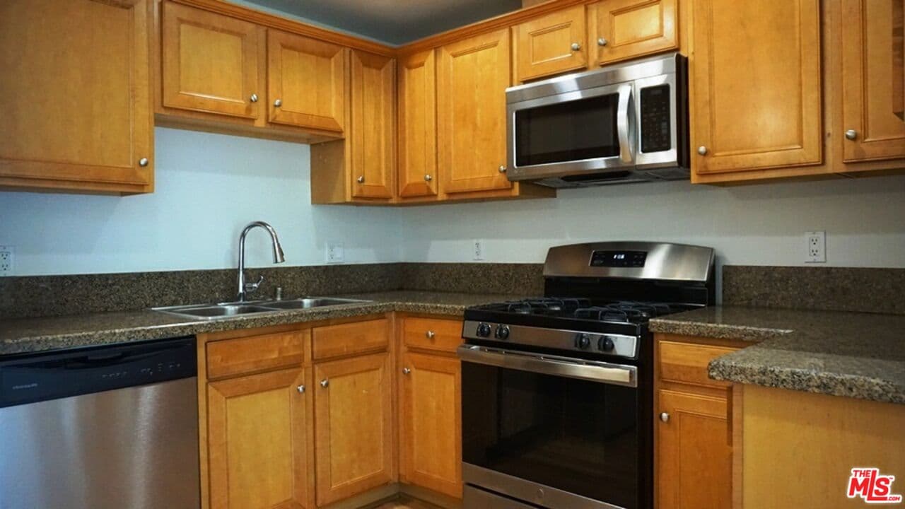 3 bd, 2 ba Condo in Los Angeles, CA — $3,150/mo — photo 2