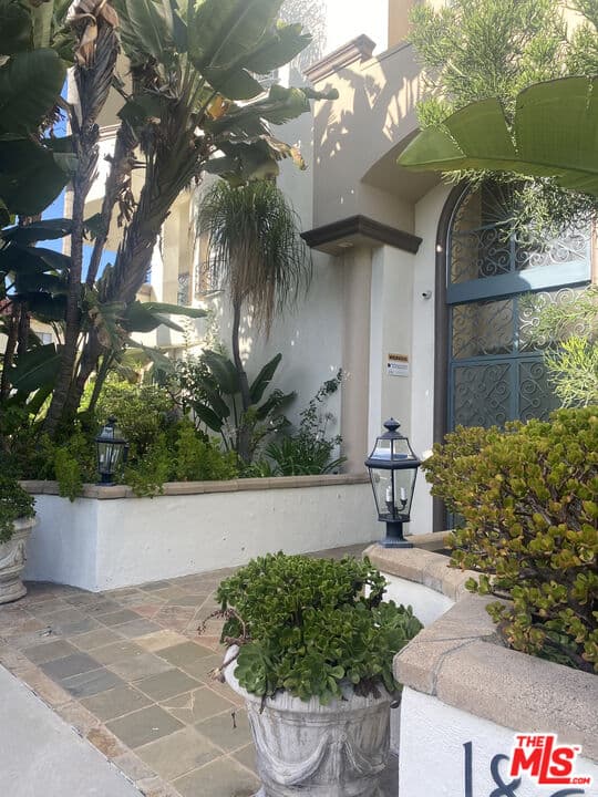 ENTRANCE (photo 2 of 25)