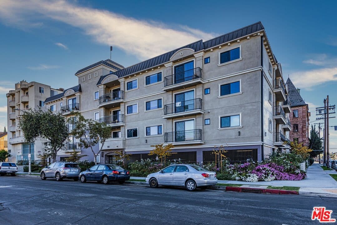 3 bd, 2 ba Condo in Los Angeles, CA — $3,850/mo — photo 2