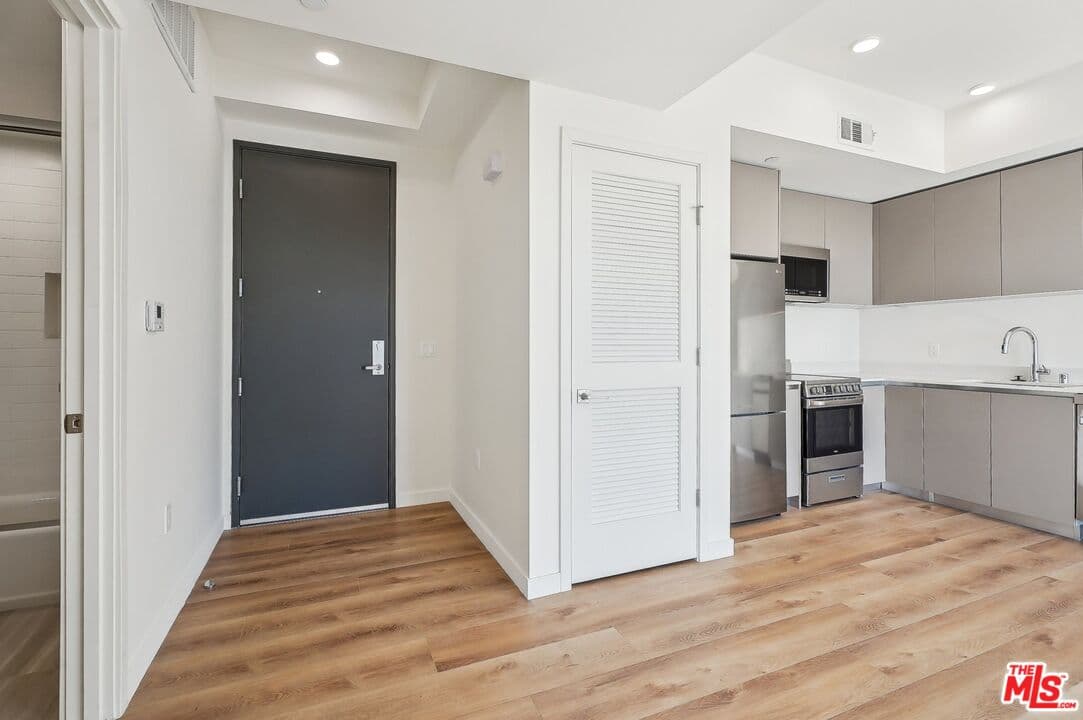 2 bd, 2 ba Apartment in Los Angeles, CA — $4,095/mo — photo 2