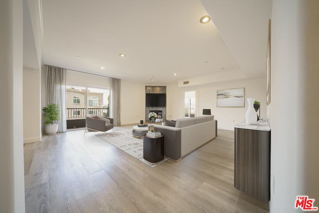 3 bd, 3 ba Condo in Los Angeles, CA — $4,600/mo — photo 2