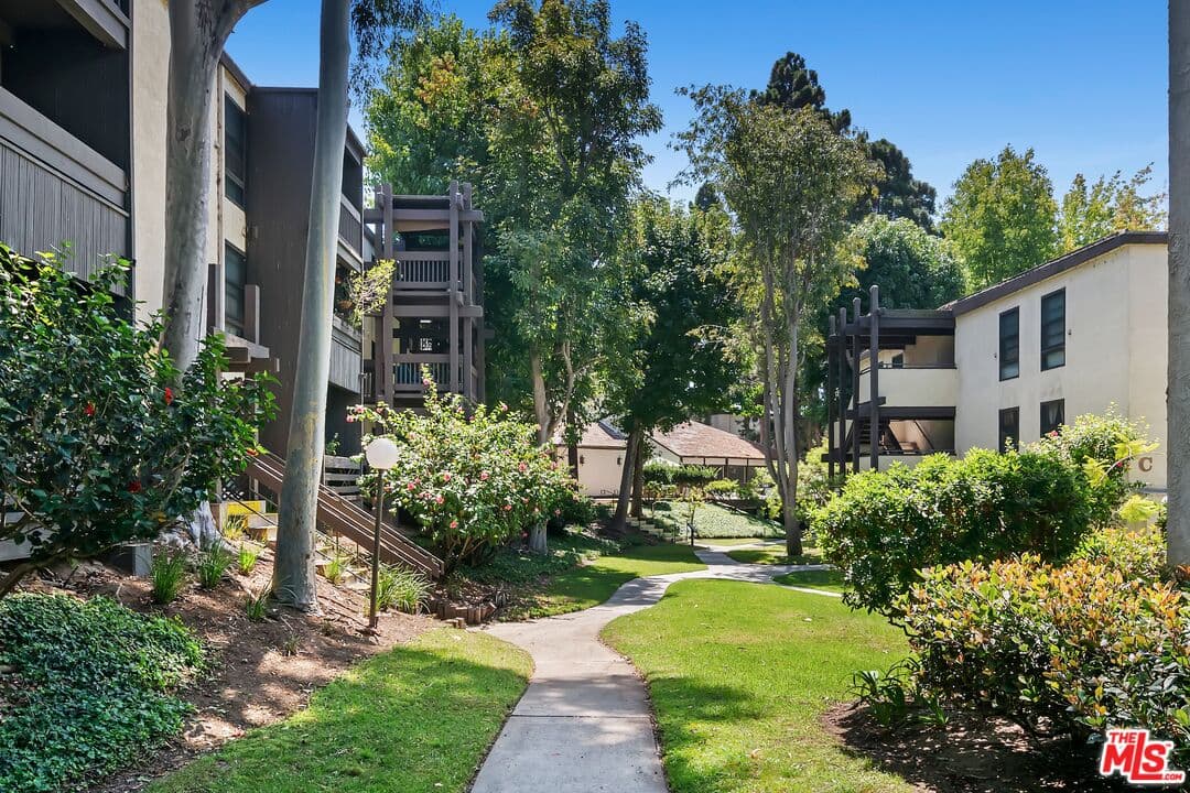 2 bd, 2 ba Condo in Los Angeles, CA — $2,995/mo — photo 2
