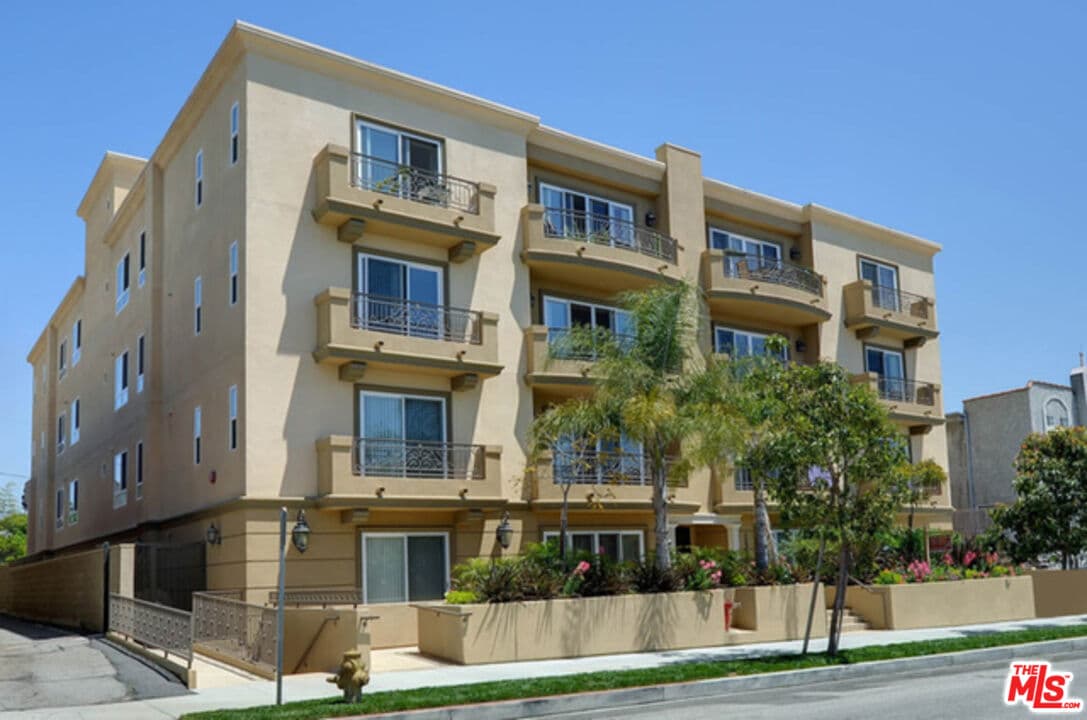 3 bd, 3 ba Condo in Los Angeles, CA — $5,300/mo — photo 2