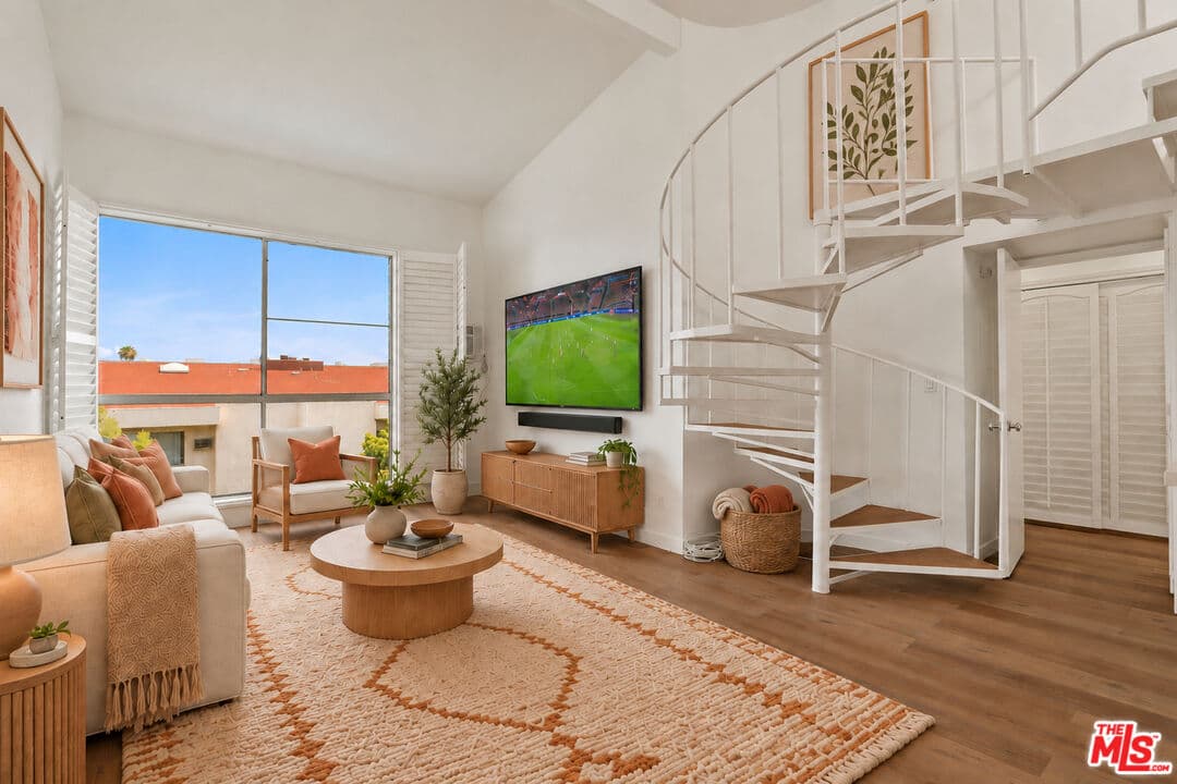 2 bd, 2 ba Condo in Los Angeles, CA — $3,899/mo — photo 2