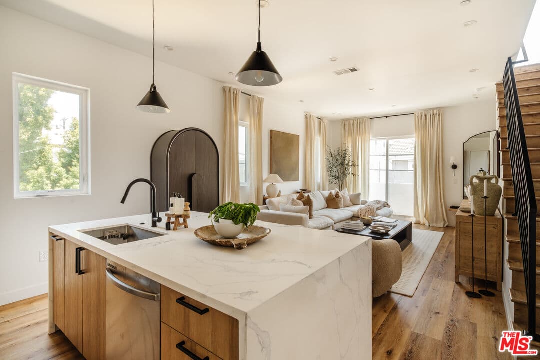 4 bd, 4 ba Townhouse in Los Angeles, CA — $4,583/mo — photo 1