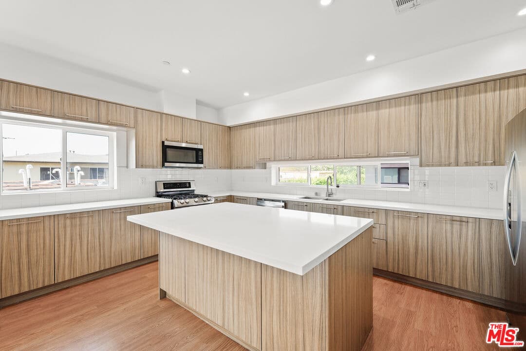 4 bd, 5 ba Townhouse in Los Angeles, CA — $4,120/mo — photo 1