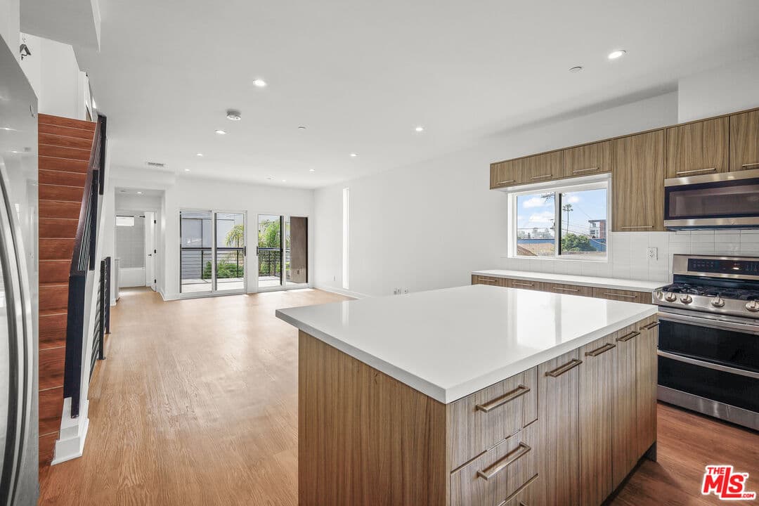 4 bd, 5 ba Townhouse in Los Angeles, CA — $4,120/mo — photo 2