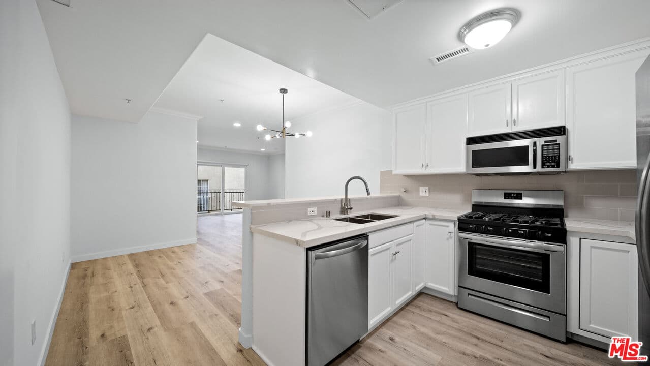 2 bd, 2 ba Townhouse in Los Angeles, CA — $4,195/mo — photo 2
