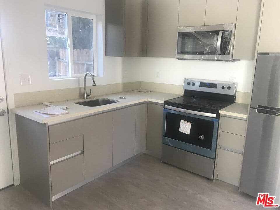 Studio, 1 ba House in Los Angeles, CA — $1,995/mo — photo 2