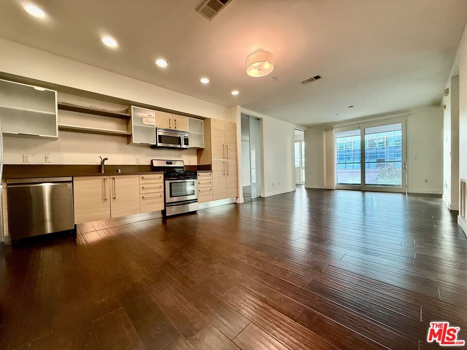 2 bd, 2 ba Condo in Los Angeles, CA — $3,000/mo — photo 2