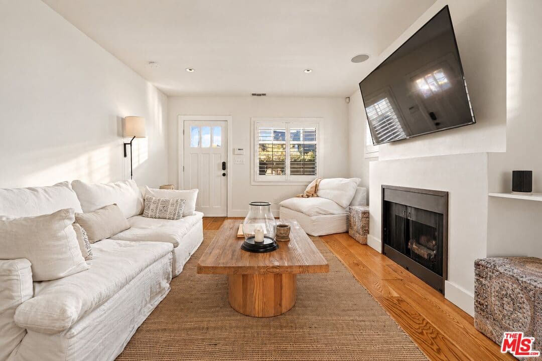 3 bd, 2 ba House in Venice, CA — $10,750/mo — photo 2