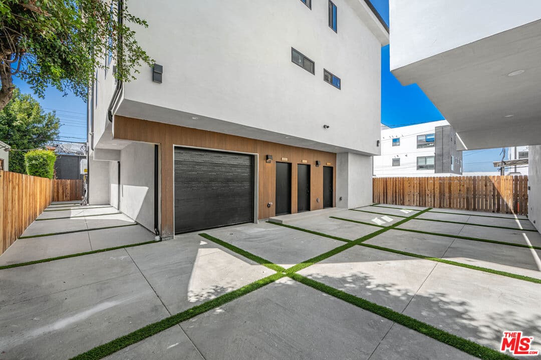 3 bd, 3 ba Townhouse in Los Angeles, CA — $5,495/mo — photo 2