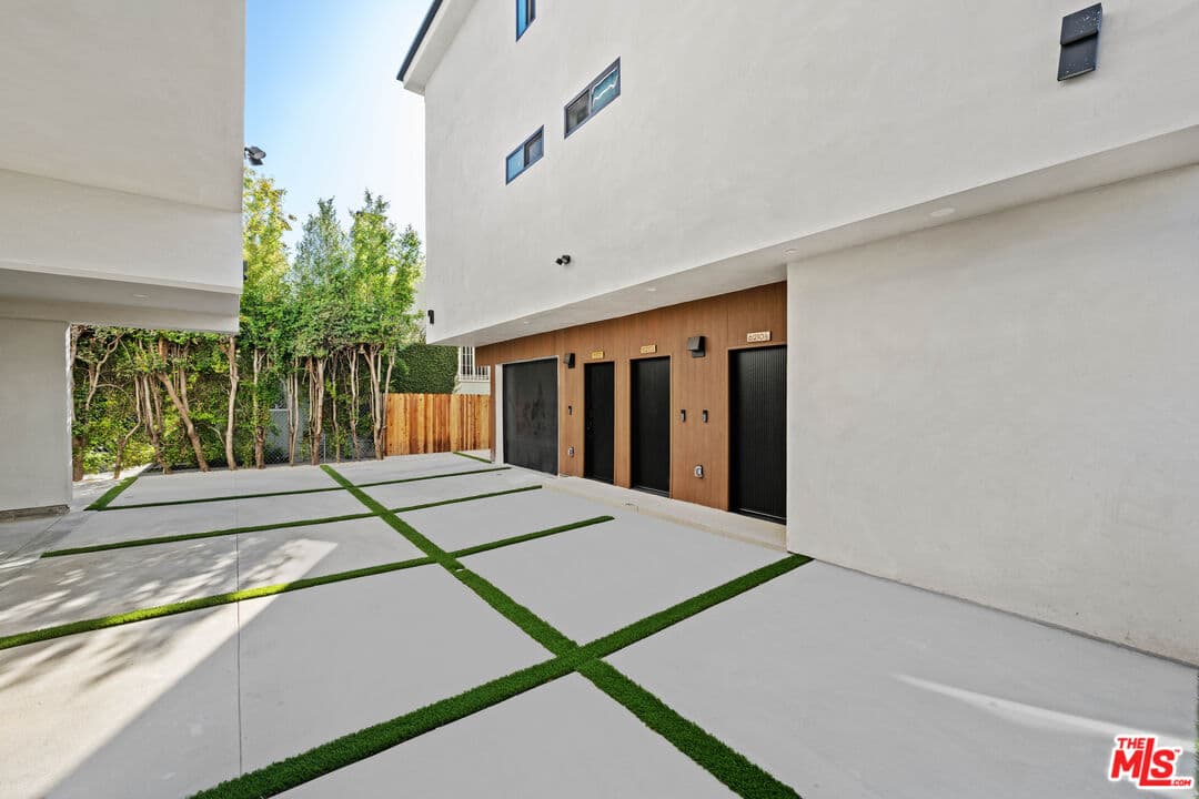 3 bd, 3 ba Townhouse in Los Angeles, CA — $4,579/mo — photo 1