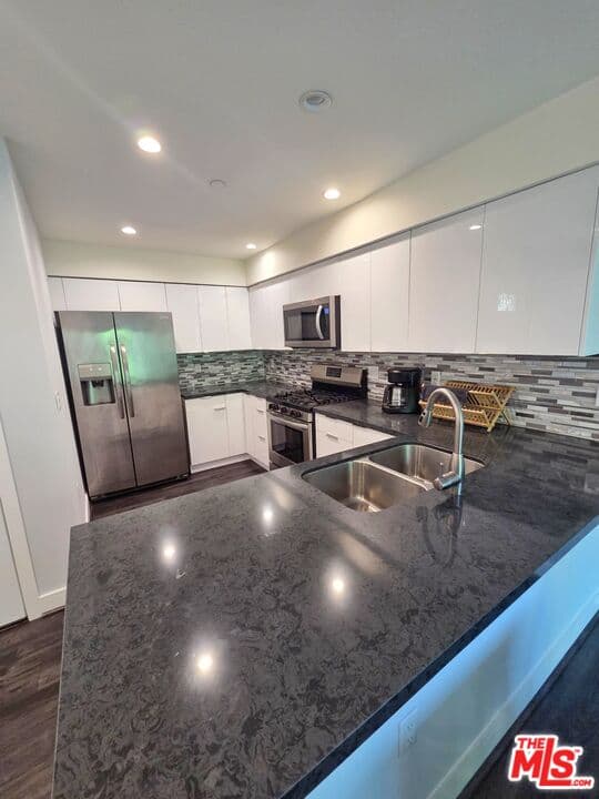 3 bd, 3 ba Apartment in Los Angeles, CA — $3,700/mo — photo 2