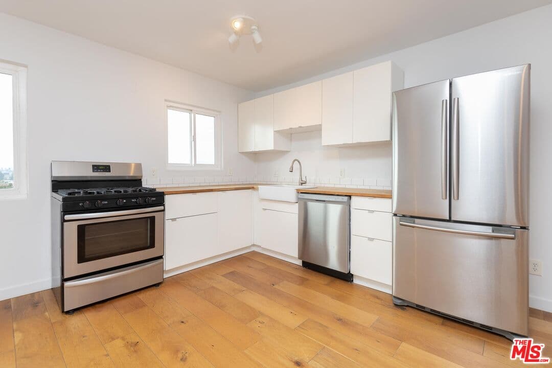 2 bd, 2 ba Apartment in Los Angeles, CA — $2,995/mo — photo 2