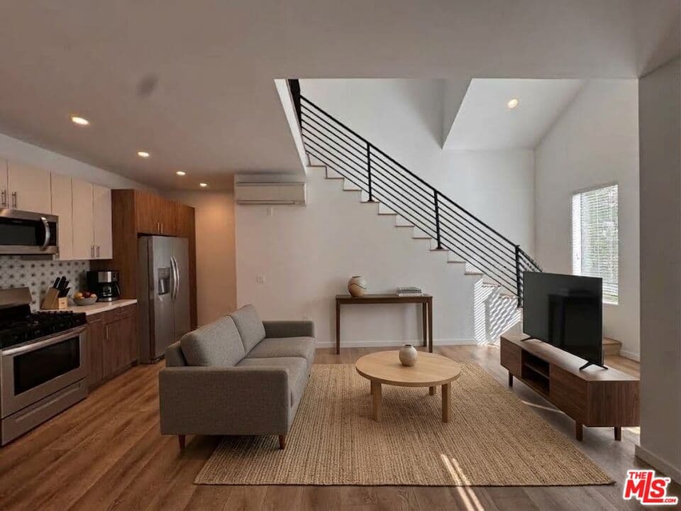 7 bd, 7 ba Apartment in Los Angeles, CA — $8,200/mo — photo 2