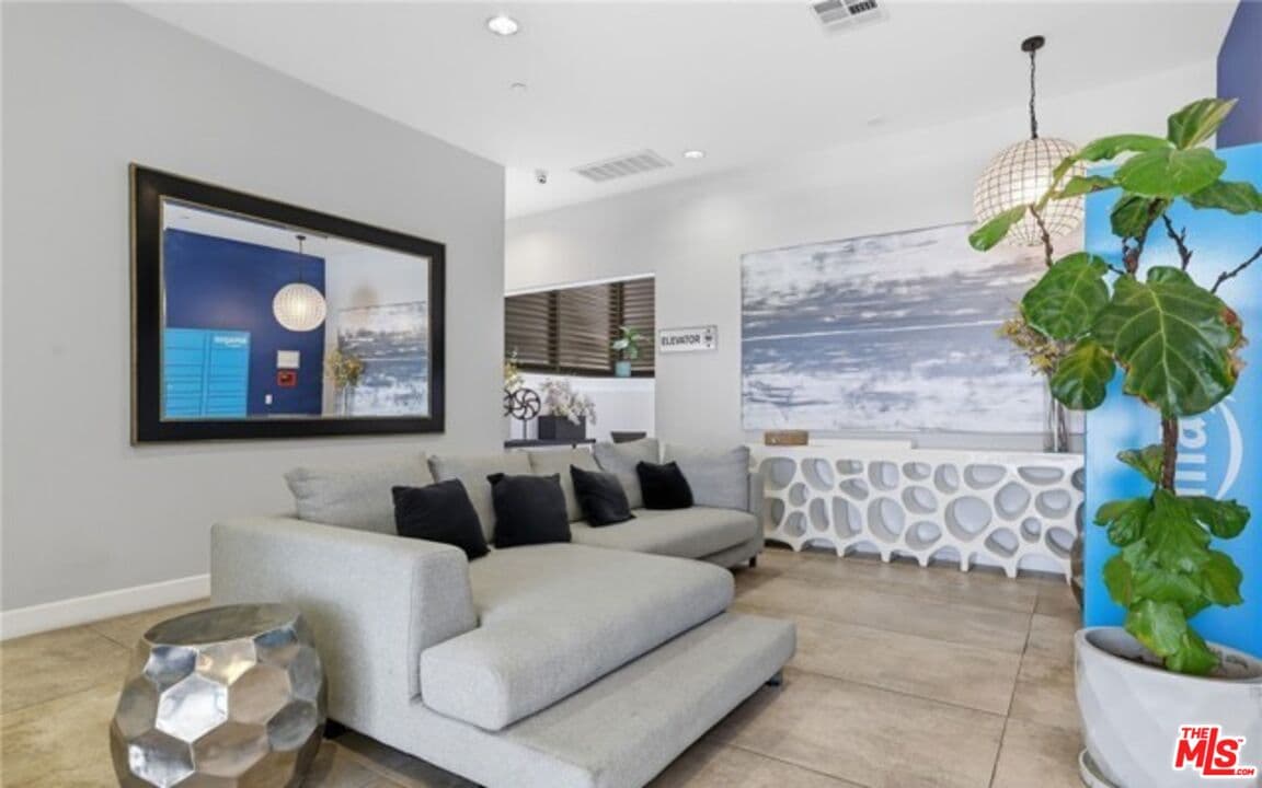2 bd, 2 ba Condo in Glendale, CA — $3,650/mo — photo 2