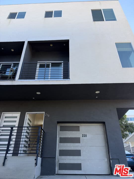 4 bd, 5 ba Townhouse in Los Angeles, CA — $4,000/mo — photo 1