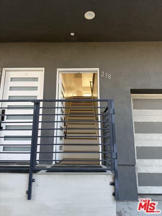 4 bd, 5 ba Townhouse in Los Angeles, CA — $4,000/mo — photo 2