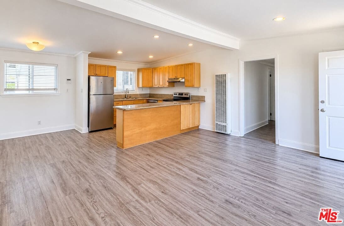 3 bd, 1 ba Townhouse in Venice, CA — $4,500/mo — photo 2
