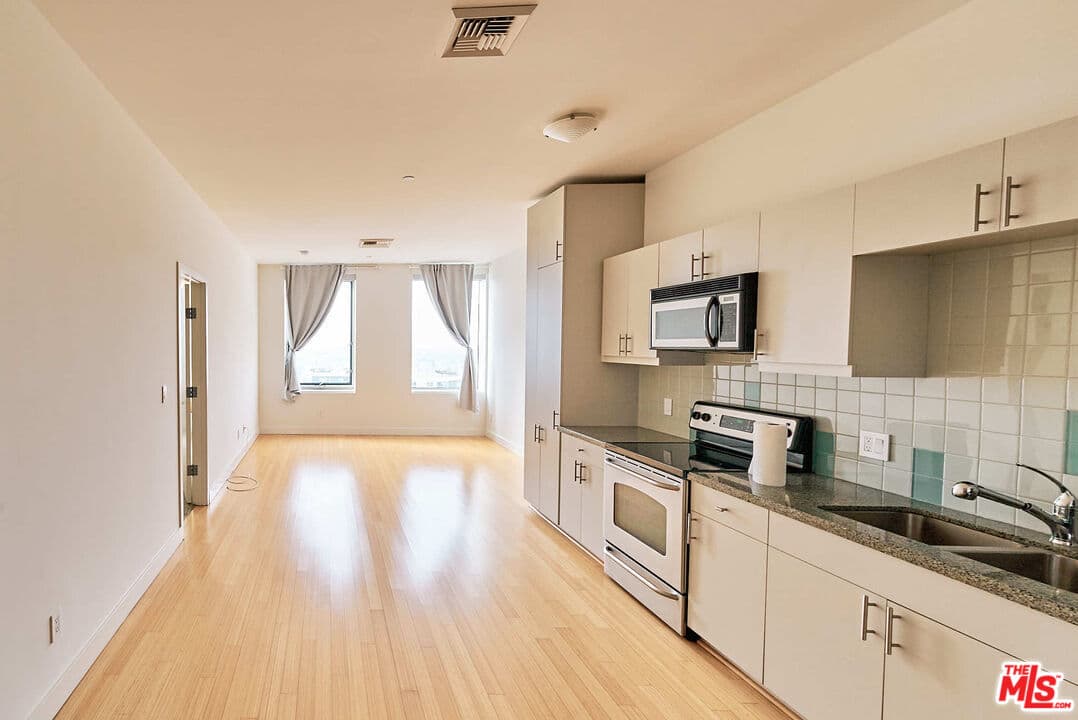 2 bd, 2 ba Condo in Los Angeles, CA — $3,300/mo — photo 1
