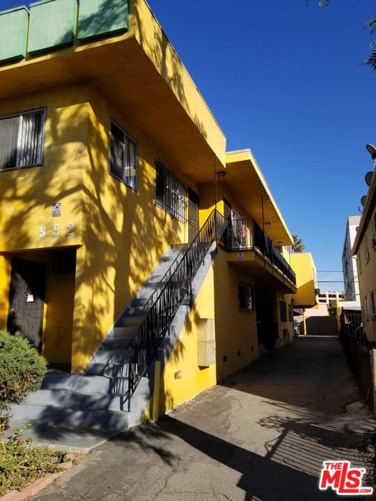 1 bd, 1 ba Apartment in Los Angeles, CA — $1,875/mo — photo 2