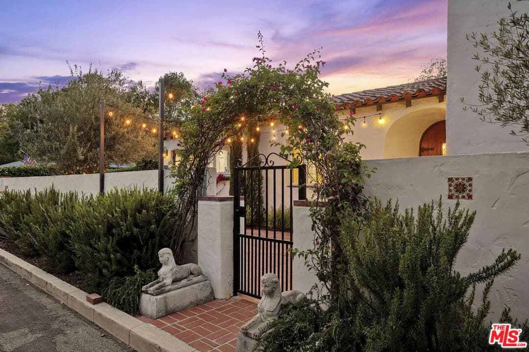 2BR Townhouse in Los Angeles — $5,000/mo