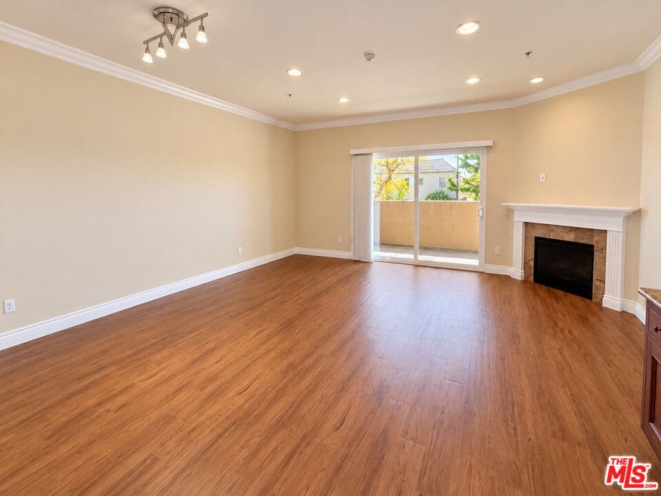 2 bd, 3 ba Townhouse in Burbank, CA — $3,895/mo — photo 2