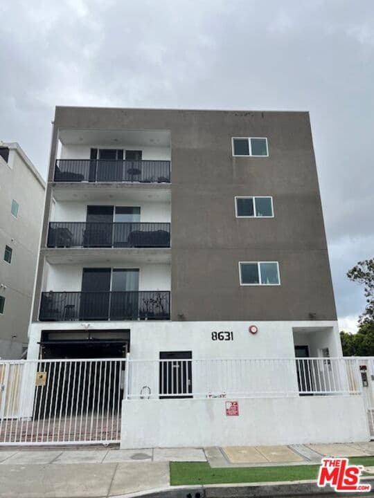 3 bd, 4 ba Apartment in Los Angeles, CA — $5,900/mo — photo 2