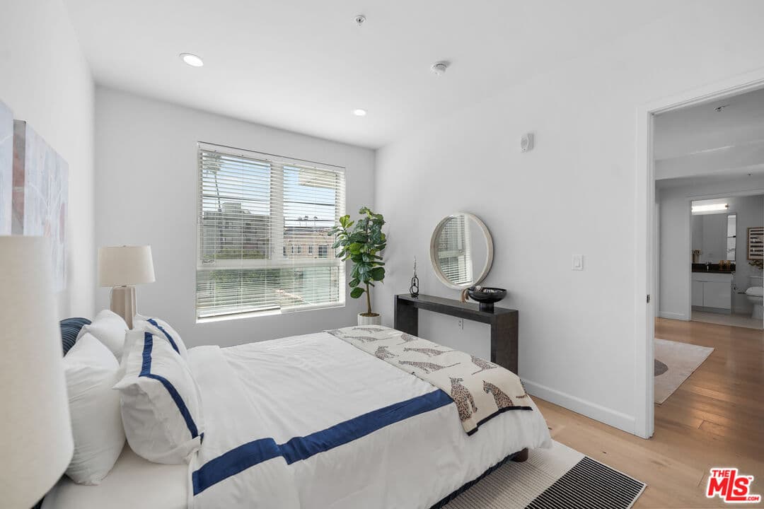 2 bd, 2 ba Condo in Los Angeles, CA — $3,000/mo — photo 2