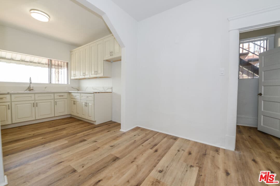 3 bd, 2 ba Townhouse in Los Angeles, CA — $2,888/mo — photo 2
