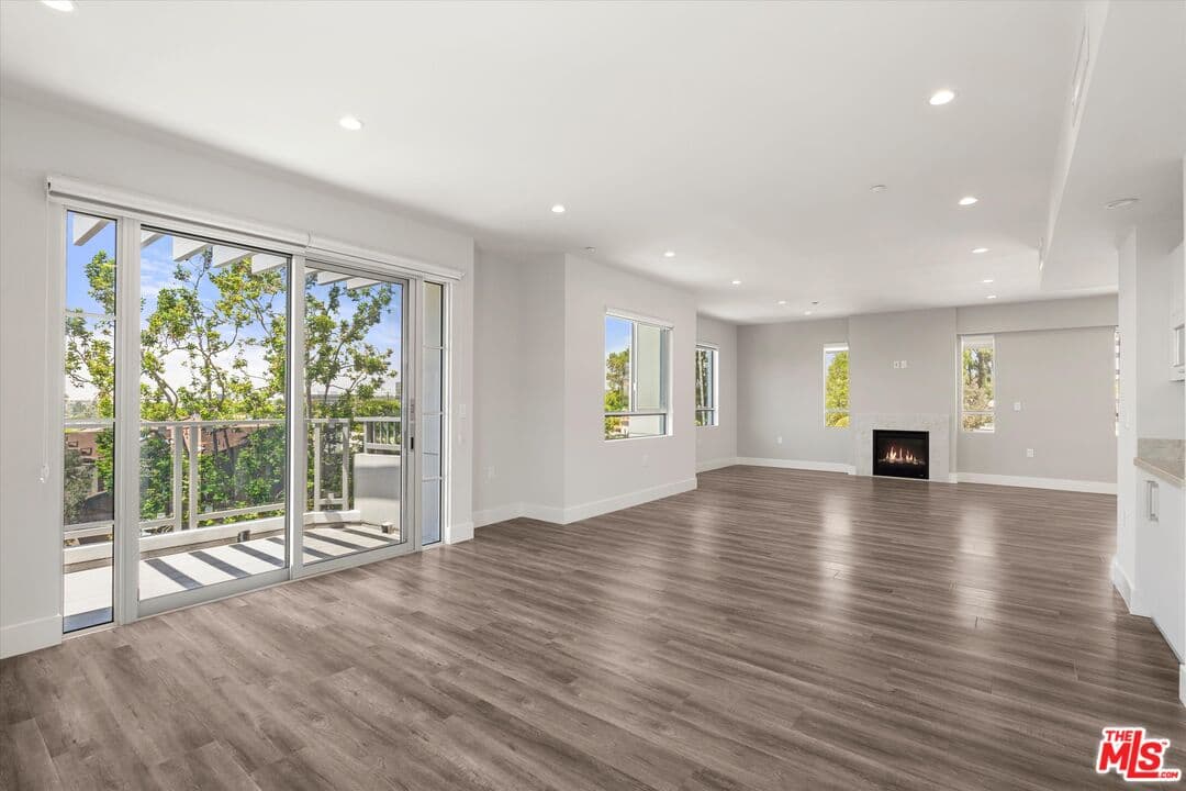 3 bd, 3 ba Condo in Los Angeles, CA — $5,999/mo — photo 2