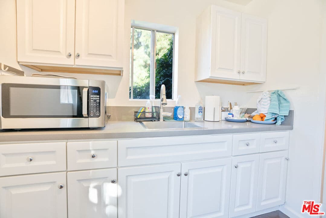 Studio, 1 ba House in Los Angeles, CA — $1,950/mo — photo 2